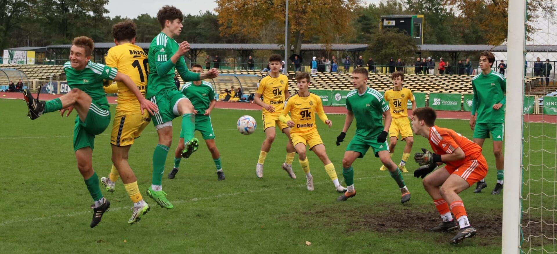 Dziesięciu chłopców na boisku  Do przerwy Lechia prowadziła z Lechią 20 I przegrała 45 ZDJĘCIA