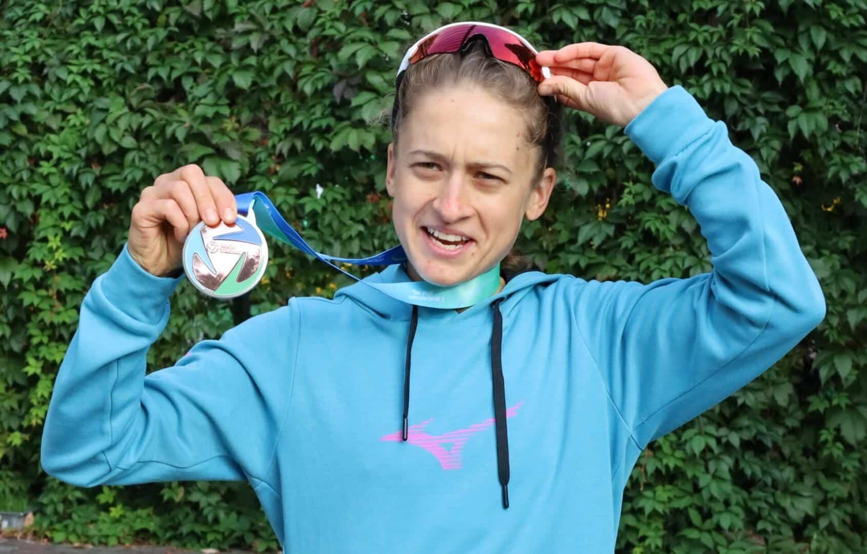 Kobieta prezentuje medal  Agnieszka Gadomska Ten medal jest wisienką na torcie ROZMOWA