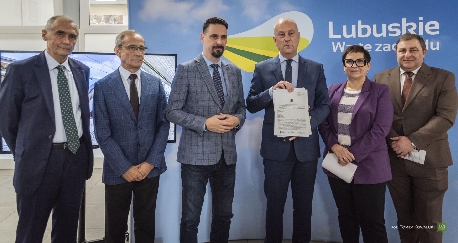   Ponad 73 mln zł na dwa nowe szynobusy Umowę w tej sprawie podpisano w Gorzowie Wlkp WIDEO