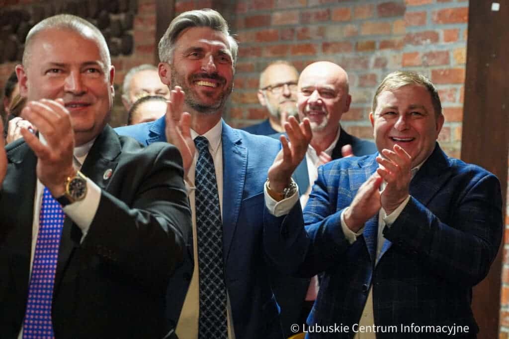 Demokratyczna opozycja bierze większość mandatów w Sejmie i Senacie. Kompromitacja referendum. Demokratyczna opozycja bierze większość mandatów w Sejmie i Senacie. Kompromitacja referendum.