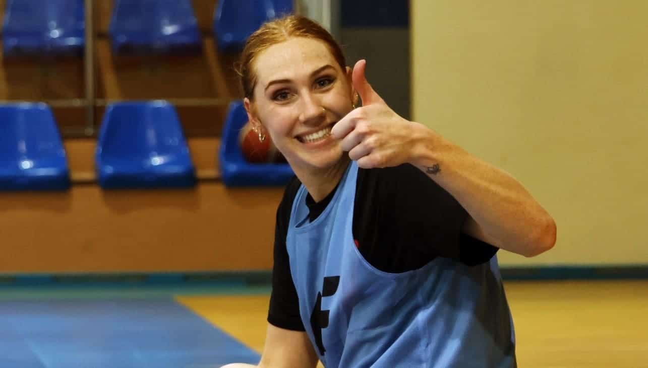 Uśmiechnięta kobieta  Chloe Bibby MVP kolejki w ekstraklasie koszykarek