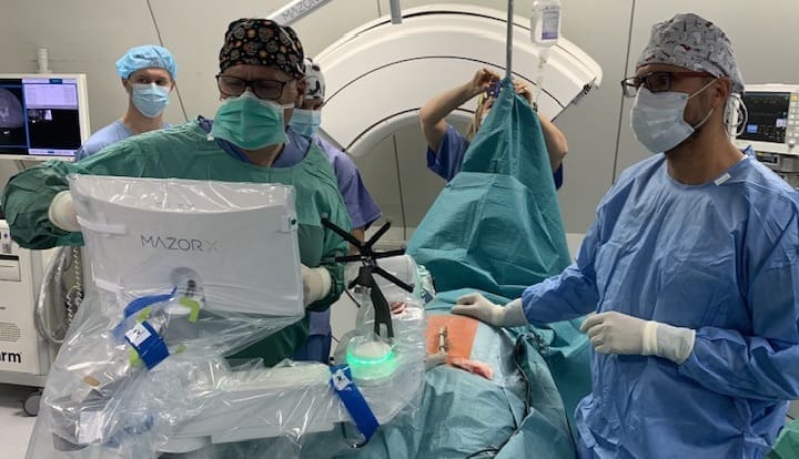 Cztery osoby w sali operacyjnej