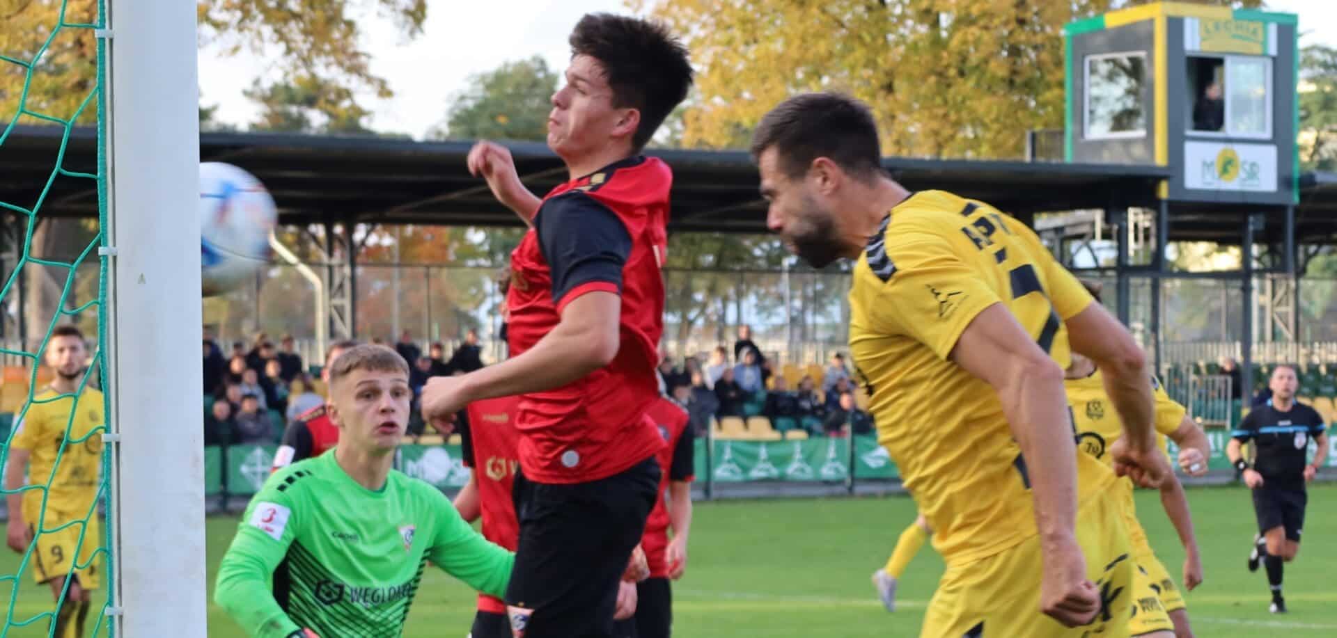 zaja Dziesięciu mężczyzn na boisku Lechia wygrywa z Górnikiem i awansuje na trzecie miejsce ZDJĘCIA