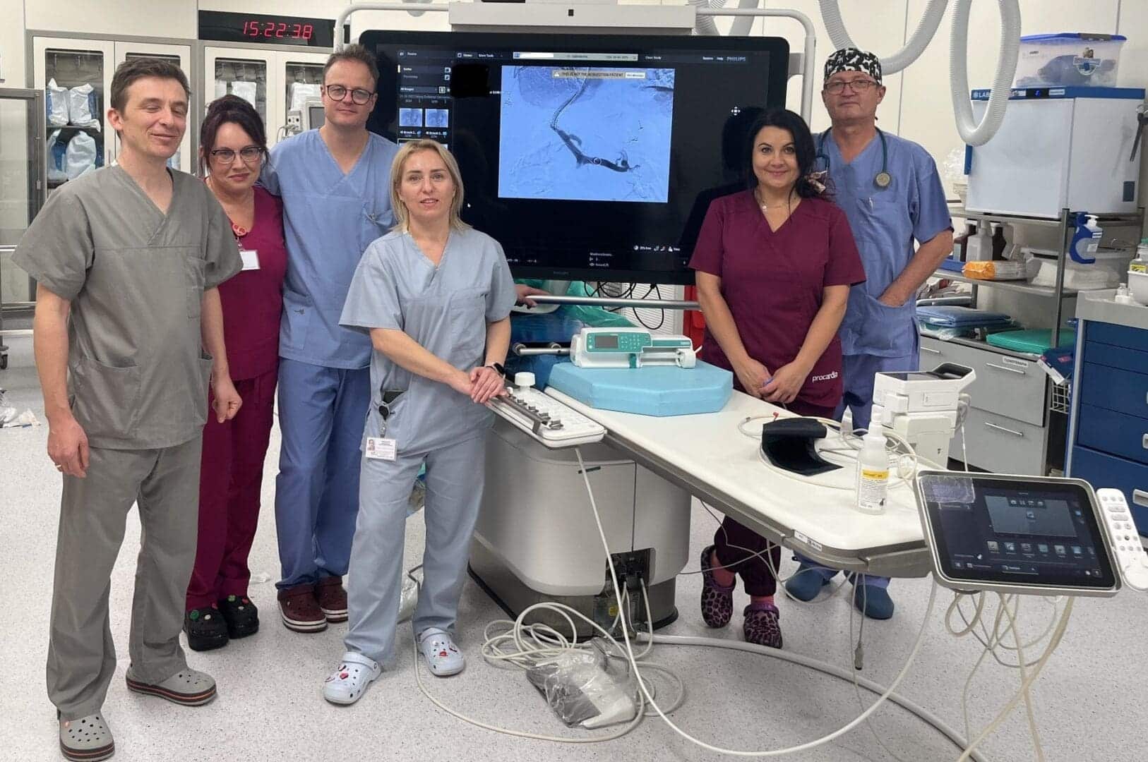 Sześcioro medyków w sali zabiegowej  TIPS  pierwszy taki zabieg w województwie lubuskim