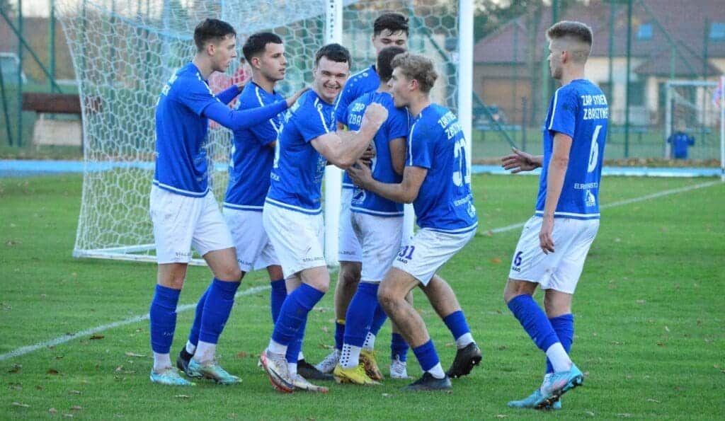 Potknięcia Lubuszanina i Polonii. Ilanka nowym liderem (PODSUMOWANIE) Siedmiu mężczyzn na boisku