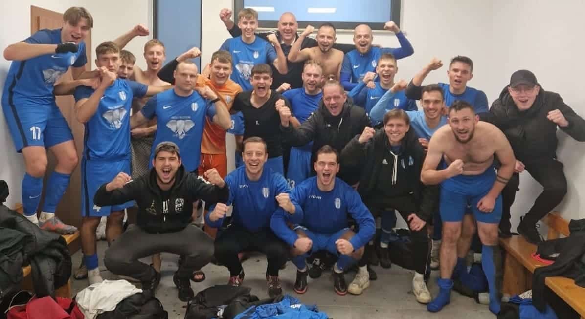 Grupa cieszących się mężczyzn  Piłkarski weekend 18 19 listopada Pożegnanie z IV ligą Lechia grała o utrzymanie TERMINARZ WYNIKI