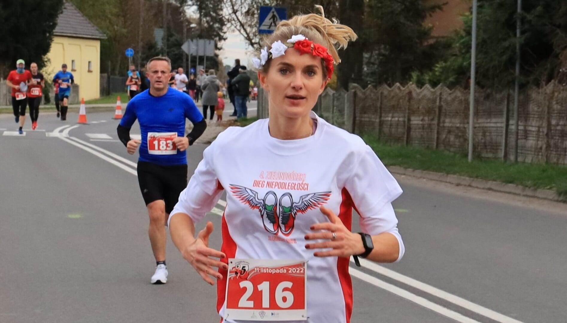 Biegnąca kobieta w biało czerwonych barwach  11 listopada czeka nas wielkie niepodległościowe bieganie ZDJĘCIA