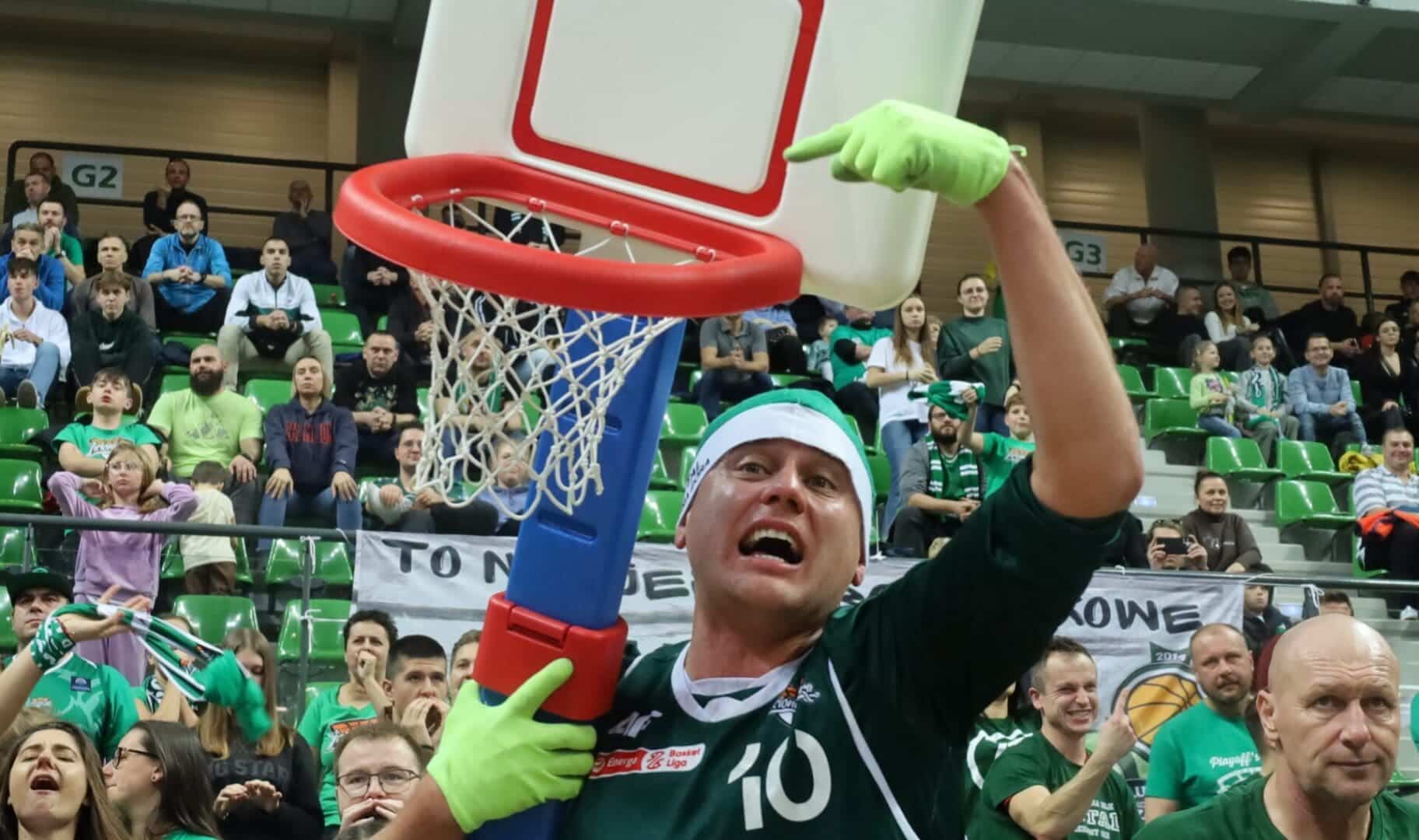 Żywiołowo reagujący kibic koszykówki  Zastal  King Największe brawa należą się publiczności ZDJĘCIA