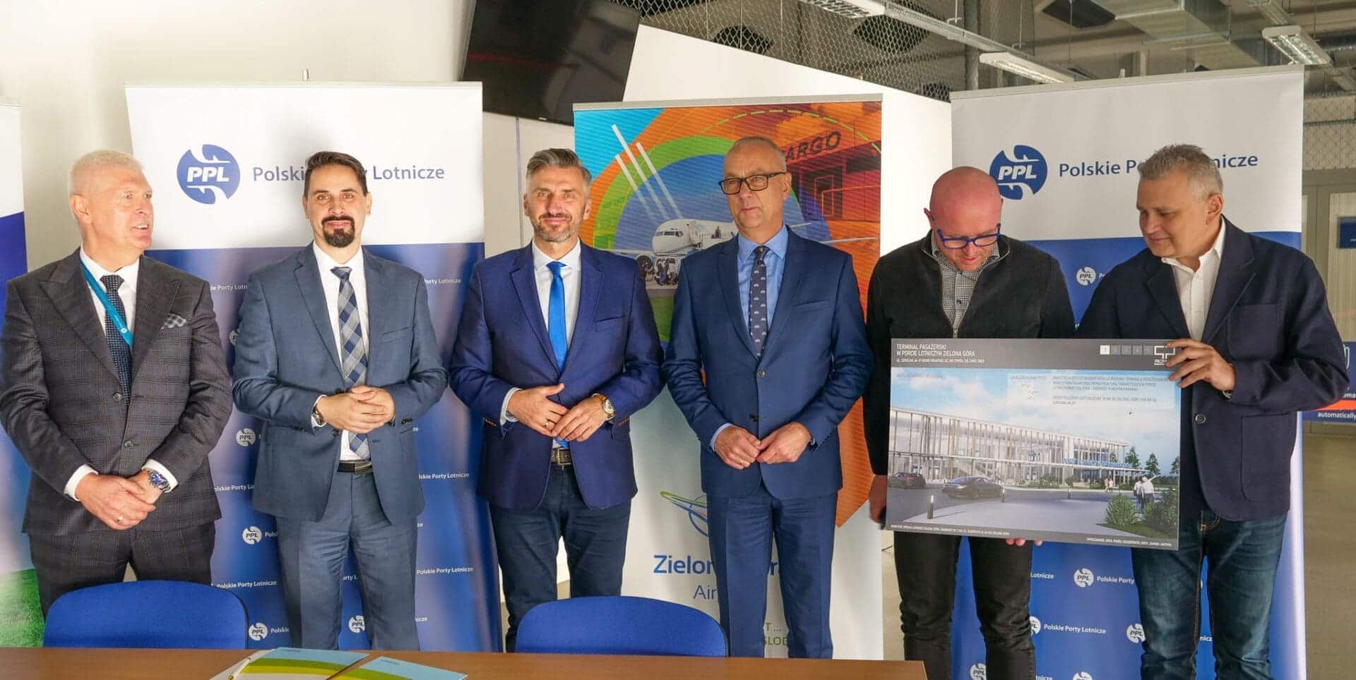 P1399125 Wojskowe samoloty wracają na babimojskie lotnisko WIDEO