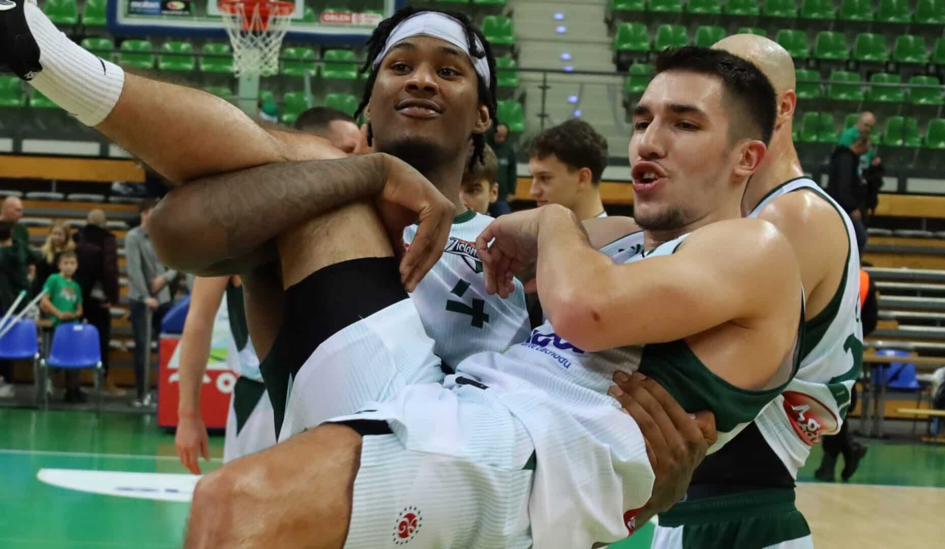 Dwaj wygłupiający się mężczyźni Jeden wziął drugiego na ręce  Zastal wygrywa trzeci mecz w lidze ENBL Ale już bez Jana Wójcika ZDJĘCIA