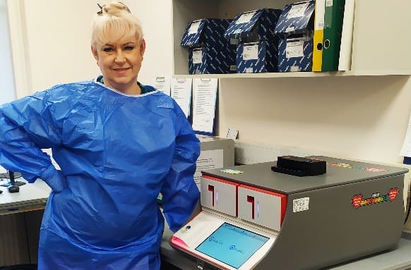 Kobieta w ochronnym fartuchu