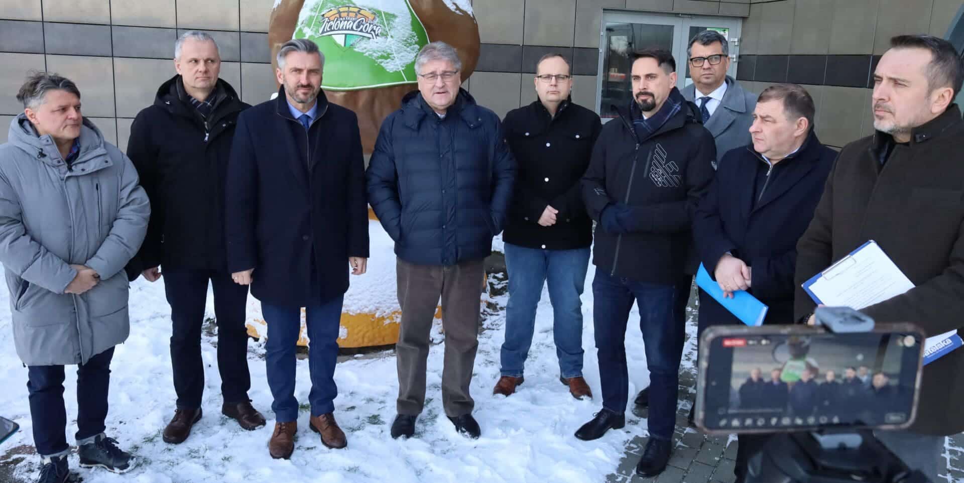 Dziewięciu mężczyzn  Zastal wciąż w tarapatach Kubicki chce skłócić kibiców żużla i koszykówki WIDEO