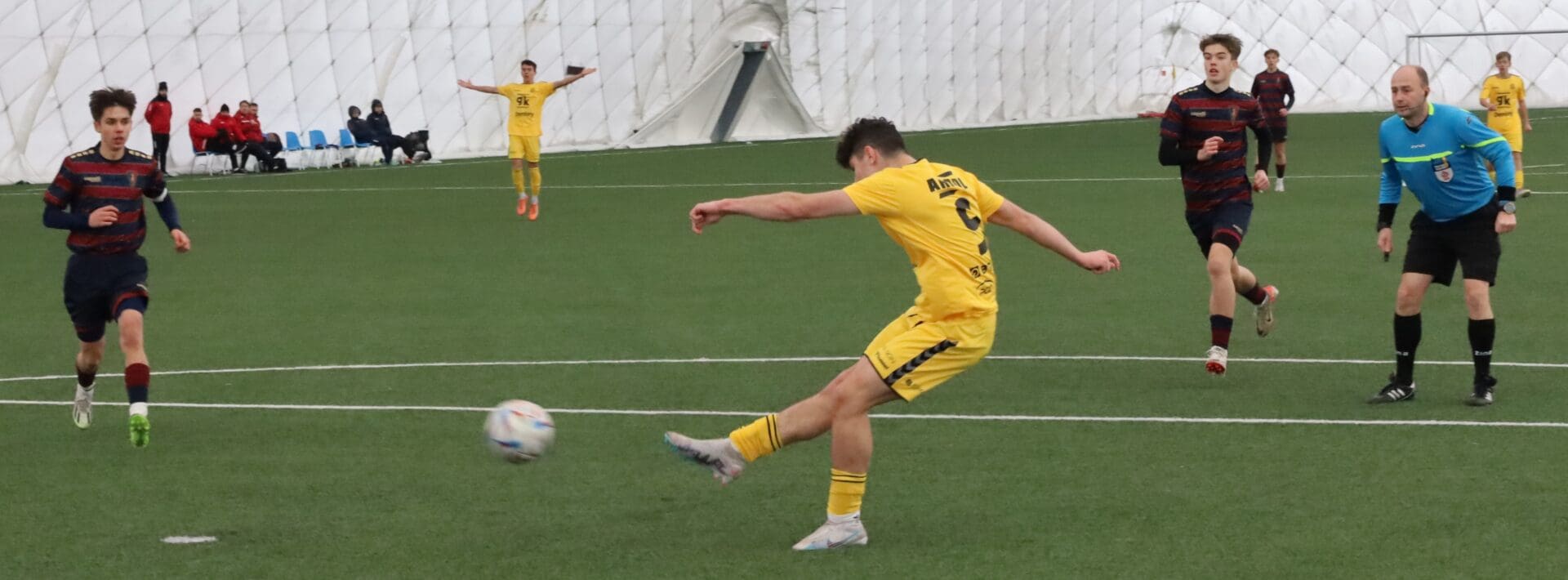 Sześciu chłopców gra w piłkę  Lechia prowadziła grę Pogoń strzelała bramki ZDJĘCIA