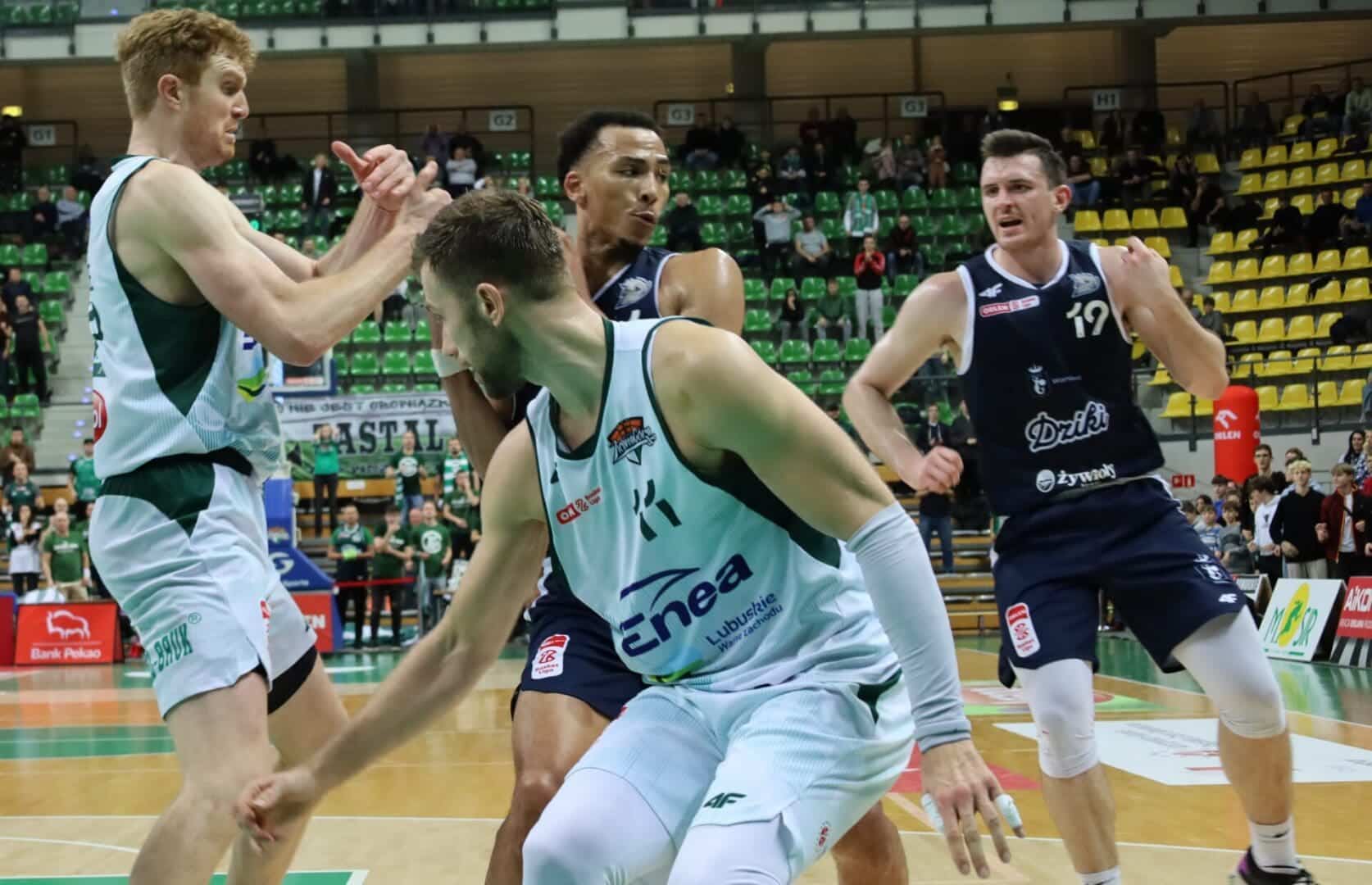 IMG_4615 Czterej mężczyźni w sportowych strojach Zastal przegrywa z Dzikami W zbiórkach w ataku 184 dla rywali ZDJĘCIA