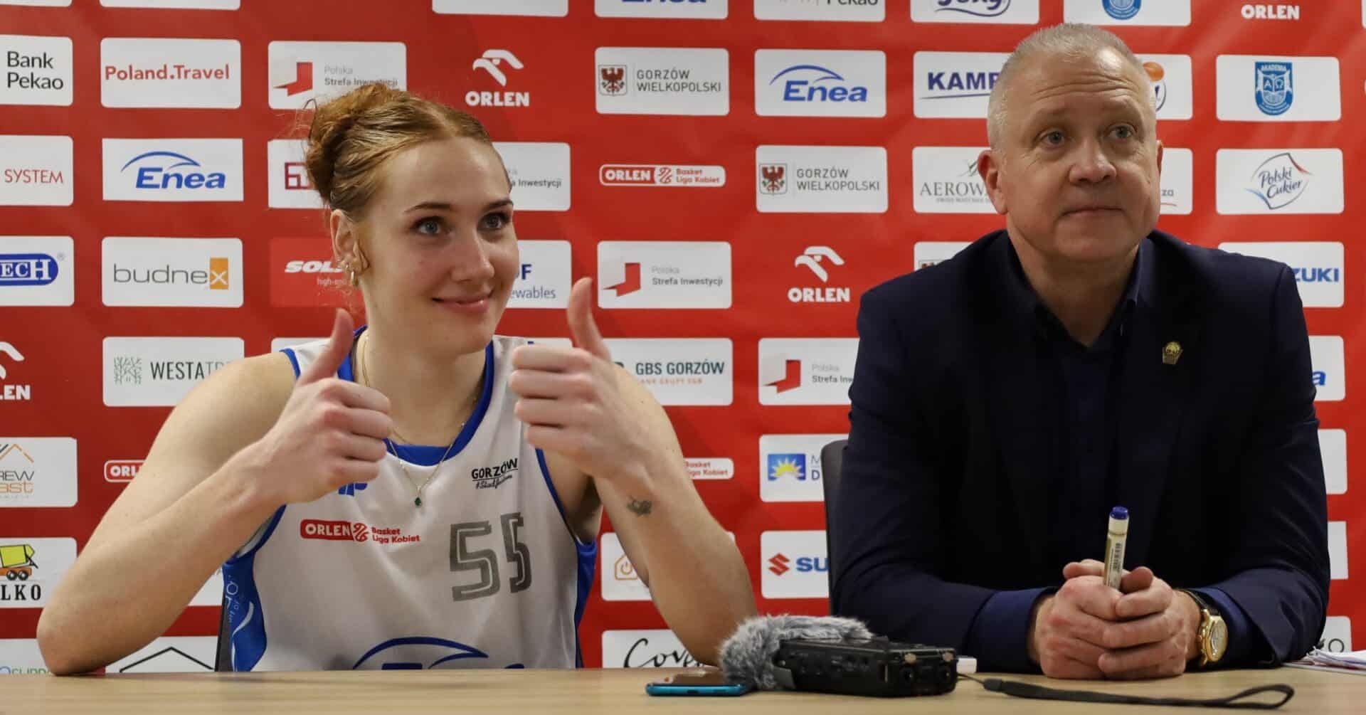 Kobieta i mężczyzna przy stoliku  Meczycho koszykarek z Gorzowa Tak się otwiera nową halę