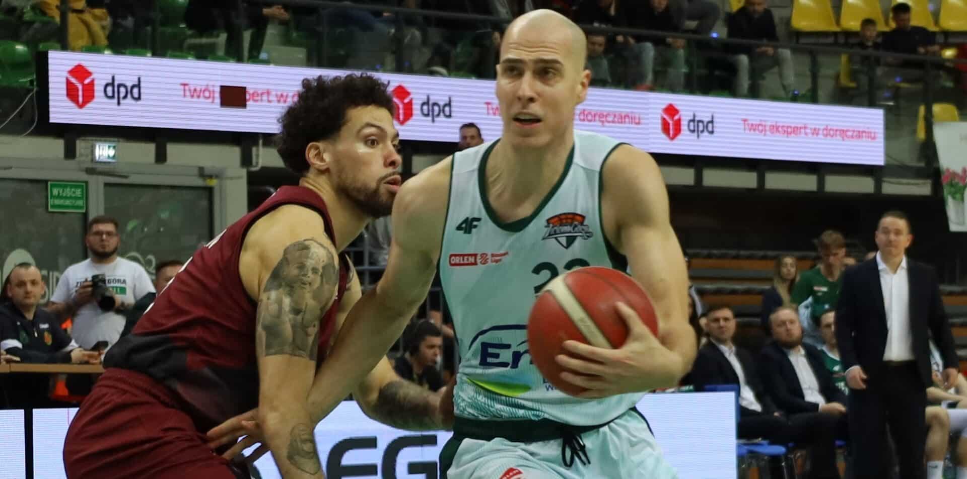 Dwaj mężczyźni grają w koszykówkę  105 punktów i zwycięstwo Zastalu Kibice dostali prezent pod choinkę ZDJĘCIA