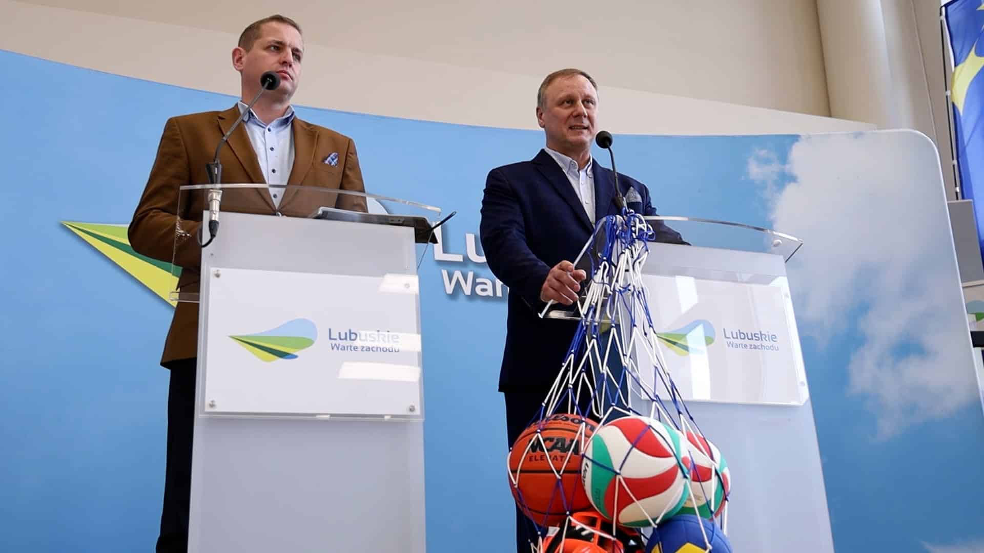 Łukasz Porycki i Mirosław Glaz na konferencji prasowej Rekordowe 105 mln dla organizacji pozarządowych Ruszyły konkursy WIDEO