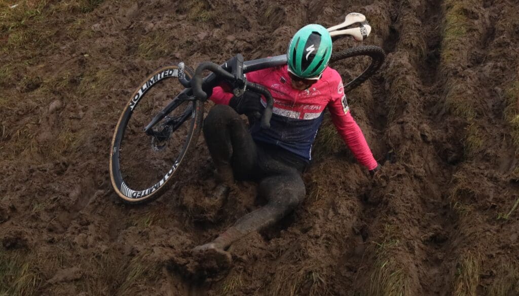 Kolarze przełajowi rządzili w Drzonkowie. Nasi na podium (DUUUŻO ZDJĘĆ) Mężczyzna z rowerem