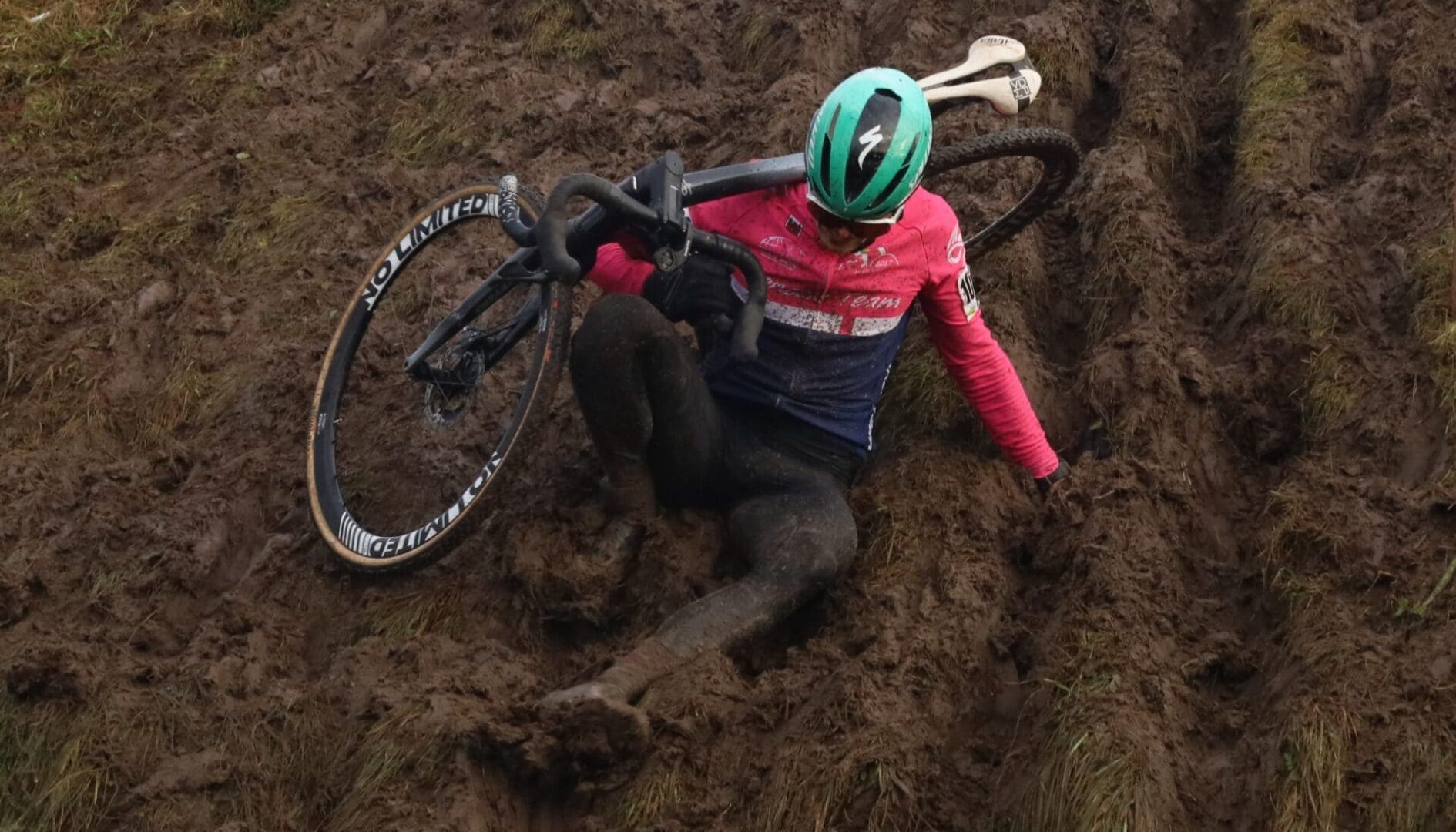 kolo Mężczyzna z rowerem Kolarze przełajowi rządzili w Drzonkowie Nasi na podium DUUUŻO ZDJĘĆ