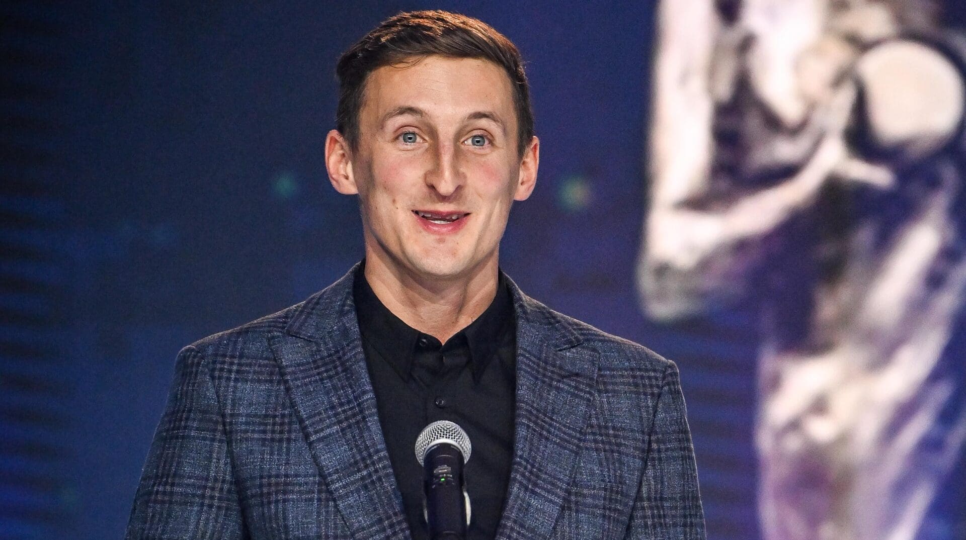 Mężczyzna przy mikrofonie  Maciej Lepiato sportowcem roku w plebiscycie Polskiego Komitetu Paraolimpijskiego