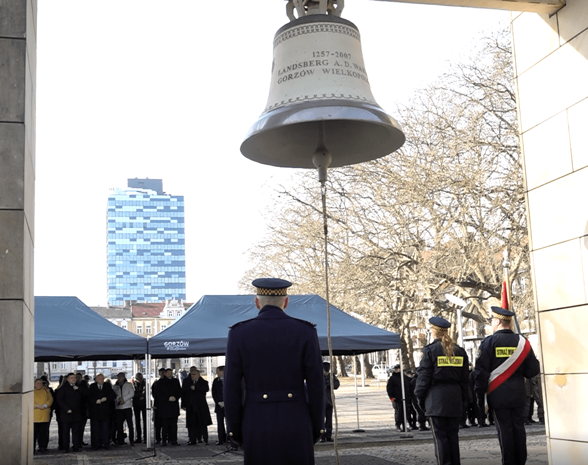   Zabrzmiał Dzwon Pokoju Gorzów uczcił byłych mieszkańców miasta WIDEO