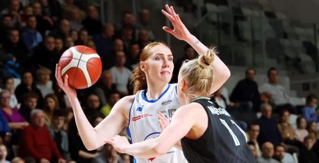 Dwie kobiety grają w koszykówkę