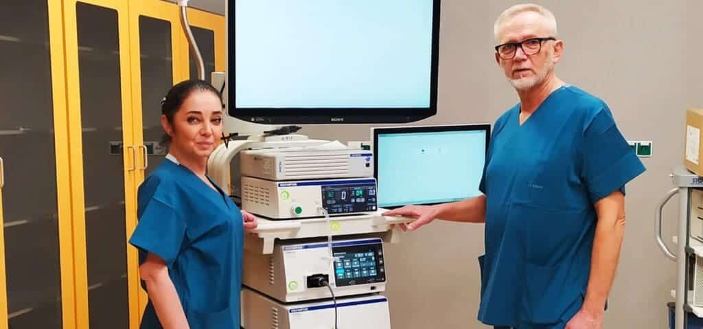 Kobieta i mężczyzna przy dużym monitorze