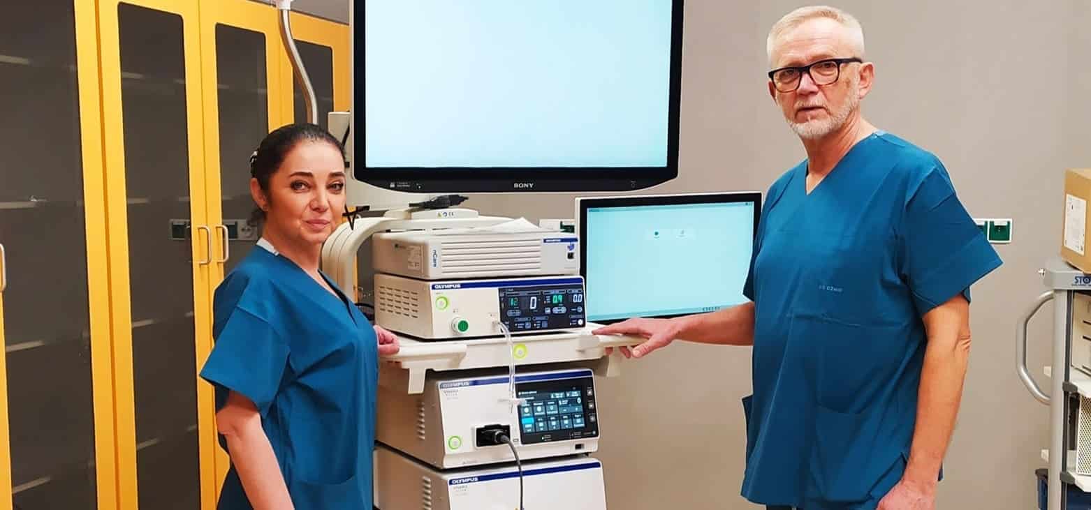 Kobieta i mężczyzna przy dużym monitorze  Nowoczesny sprzęt w szpitalu w Zielonej Górze Pomógł samorząd województwa