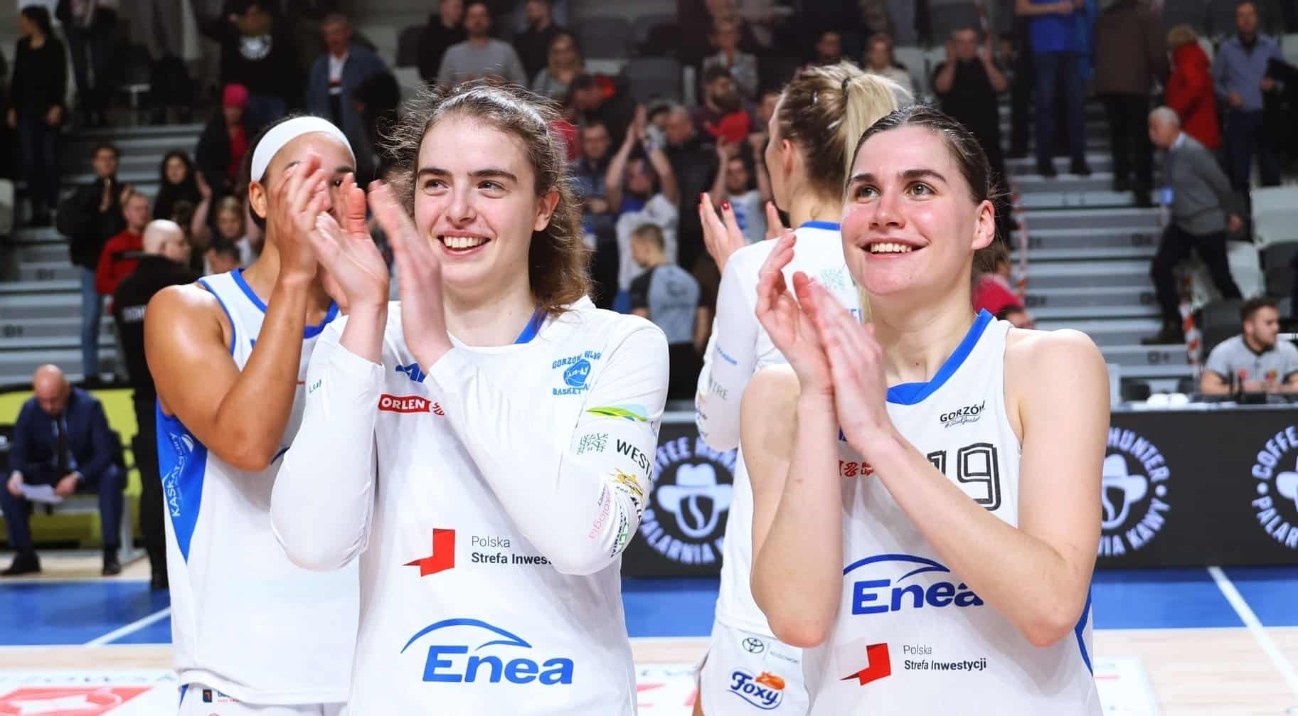 416877317_853799643417634_369262274407304450_n Cztery klaszczące kobiety w sportowych strojach Koszykarki z Gorzowa na zwycięskiej ścieżce Arena znów pełna emocji