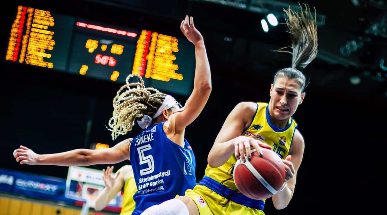 Dwie kobiety grają w koszykówkę  Ależ finisz gorzowianek I na koniec blok Weroniki Telengi