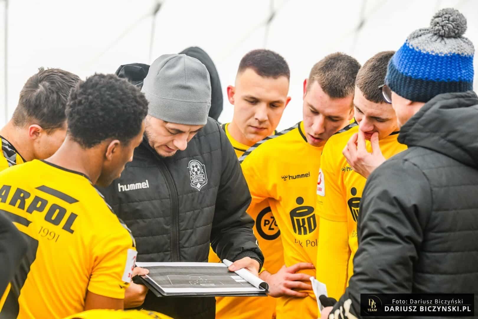 Grupa mężczyzn w sportowych strojach  Ruszyły piłkarskie sparingi Odra i Carina górą Porażki Lechii i Stilonu WYNIKI