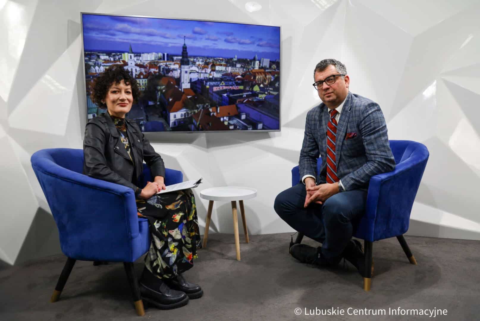 Rozmowa w studiu LCI z mec Adamem Urbaniakiem Wiceprzewodniczącym Rady Miasta Zielona Góra  Miejski radny pisze bloga Tematy Ratowanie Zastalu i zamrażarka uchwał radnych opozycji WIDEO