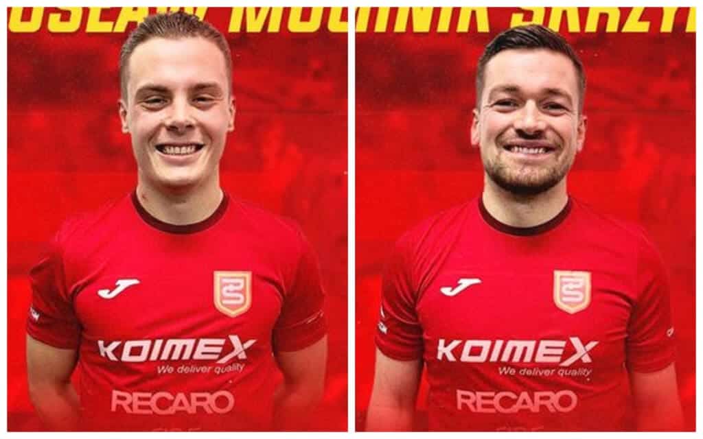 Dwaj uśmiechnięci mężczyźni w sportowych strojach