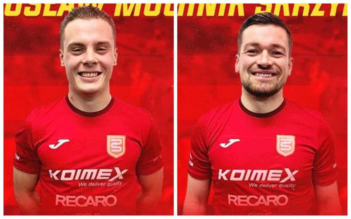 Dwaj uśmiechnięci mężczyźni w sportowych strojach  Transferowa ofensywa Pogoni Do zespołu dołączyli Mućka i Skrzyński