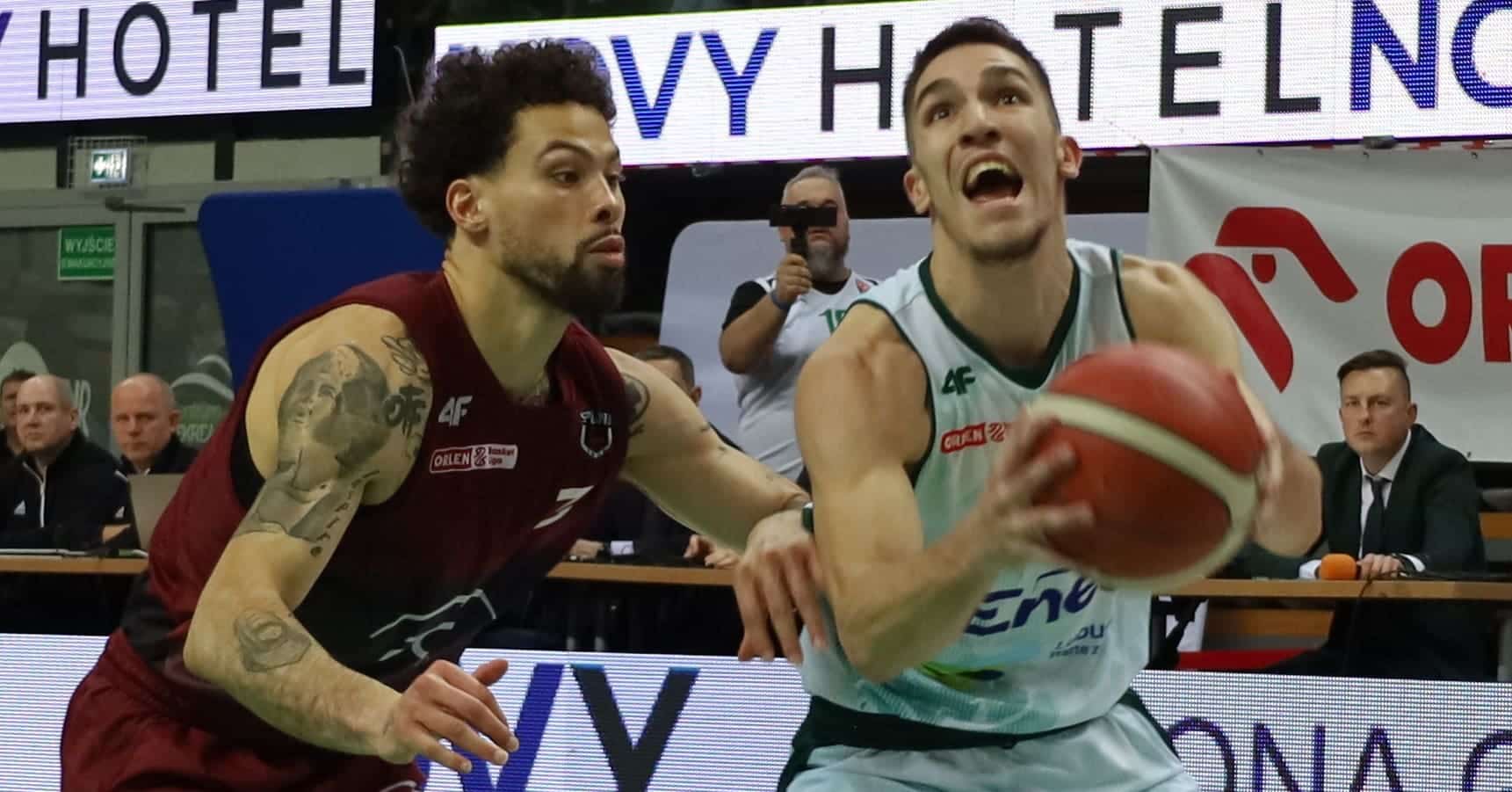 Dwaj mężczyźni grają w koszykówkę  Zastal Zielona Góra czyli misja utrzymać się w ekstraklasie