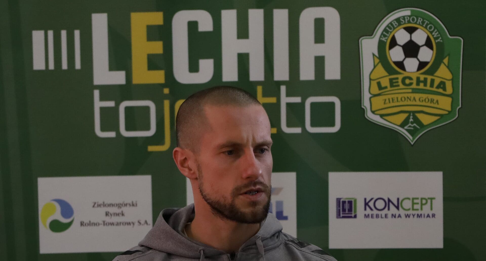 Twarz mężczyzny na tle napisu Lechia  Lechia ma nowego piłkarza Grał w Rakowie Podbeskidziu