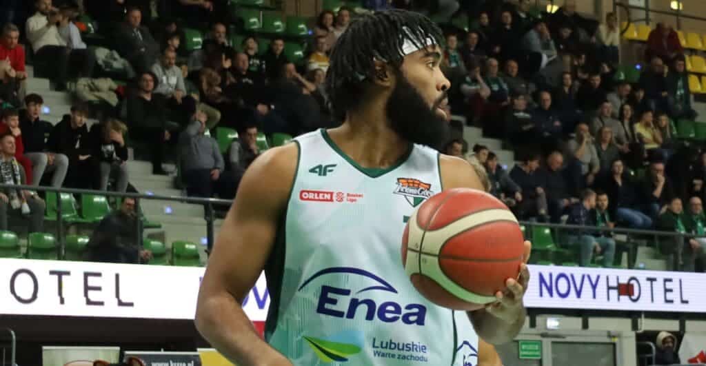 Zastal upokorzony w Sopocie. Teraz czas na mecz o życie Mężczyzna z piłką do koszykówki