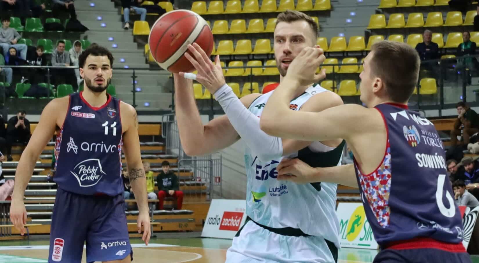 Trzech mężczyzn gra w koszykówkę  Paweł Kikowski Wszystkie klątwy faraona na nas spadają