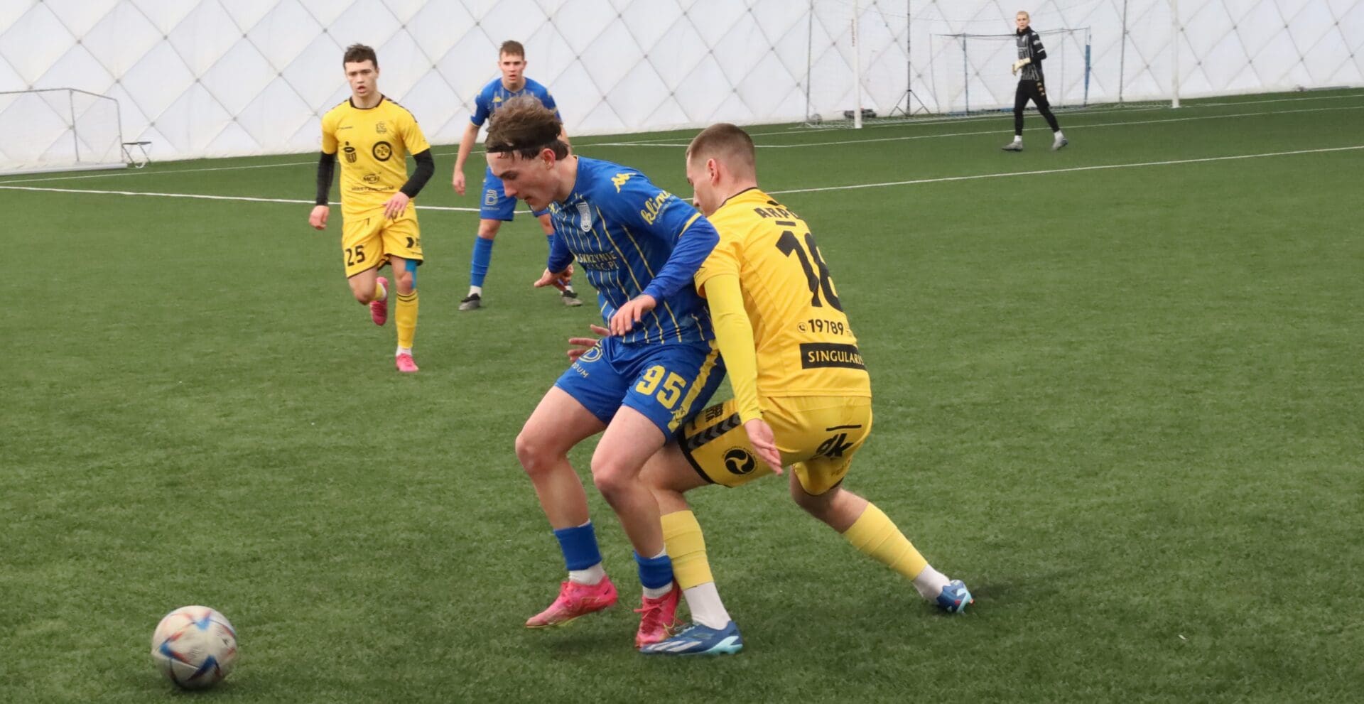 Pięciu mężczyzn na boisku  Lechia wygrywa z Odrą po bramce Jakuba Gudera ZDJĘCIA WYNIKI