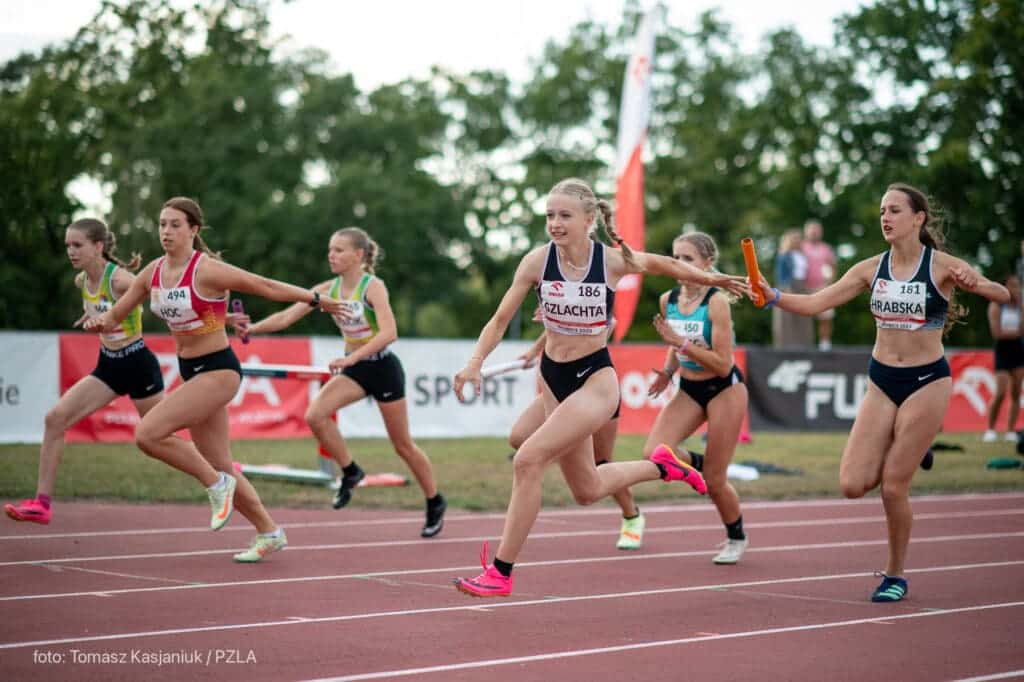 Grupa biegnących dziewcząt