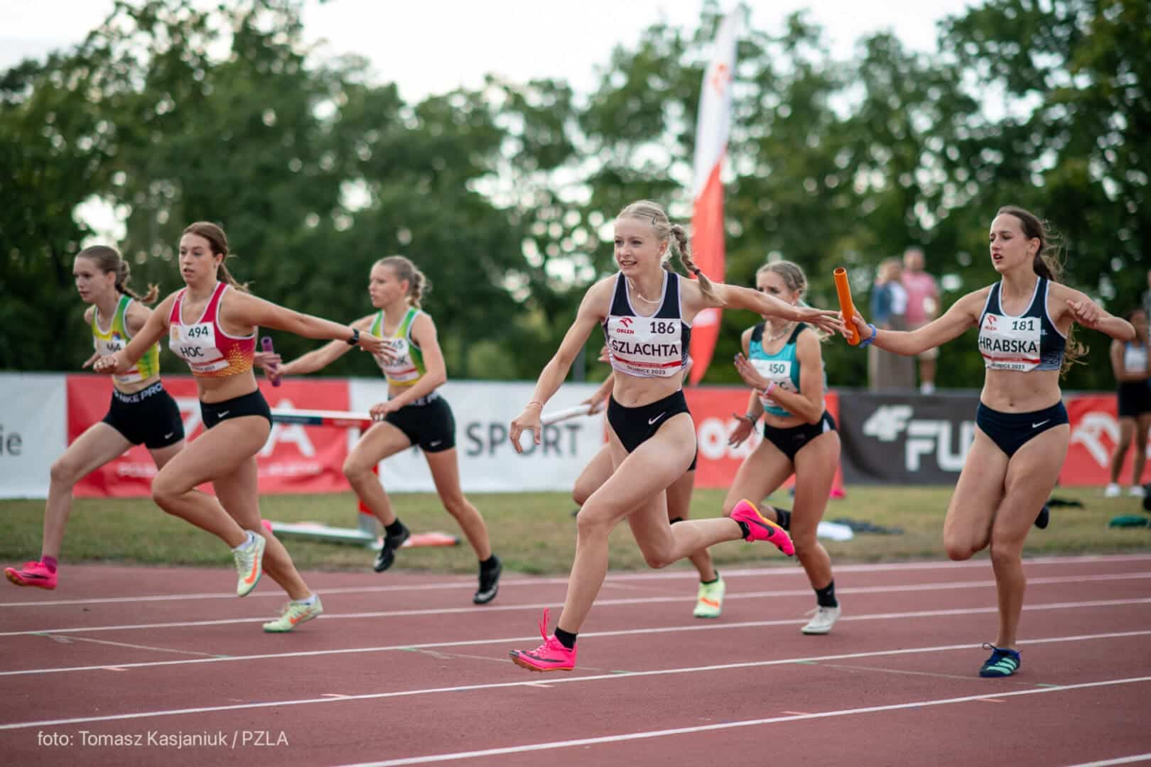 Grupa biegnących dziewcząt  Lekkoatletyczne mistrzostwa Polski w sztafetach będą w Słubicach
