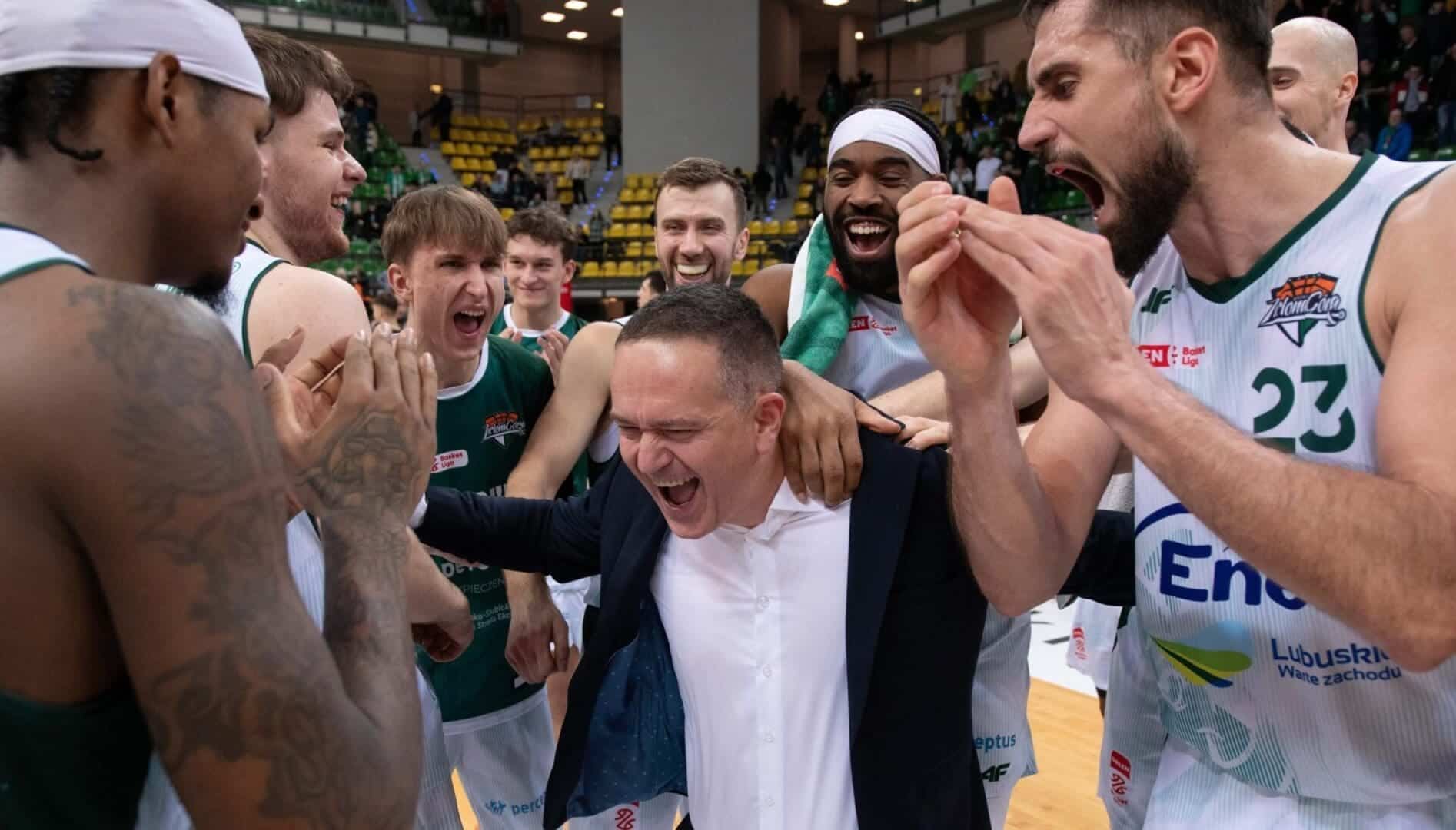 Grupa cieszących się mężczyzn  Zastal i kibice lepsi od Sokoła Kikowski W to mi graj ZDJĘCIA