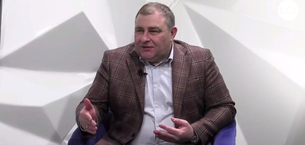 Zastal walczy z „banami” i czeka na transfer (WIDEO) Mężczyzna w marynarce