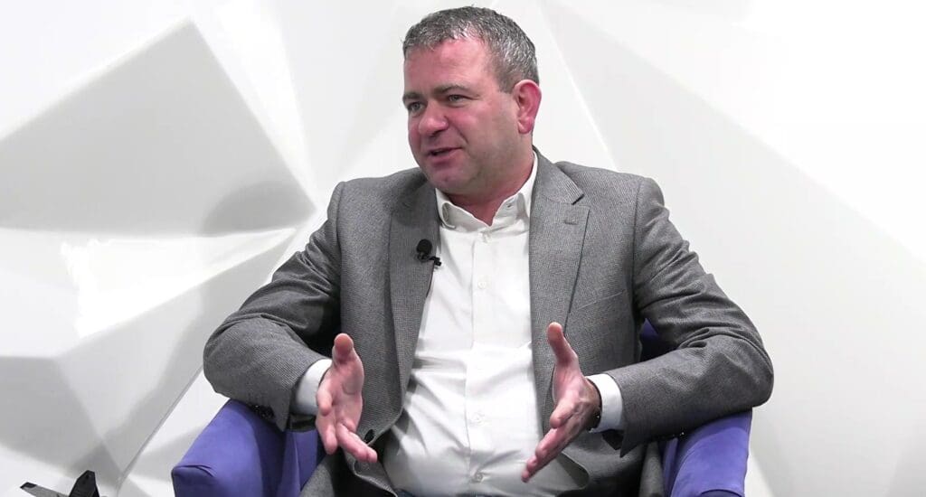 Mężczyzna w białej koszuli i szarej marynarce