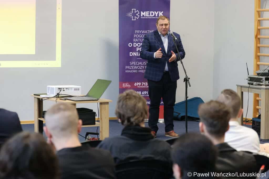 Członek zarządu woj. lubuskiego Grzegorz Potęga wręcza w Centrum Aktywności Społecznej w Nowej Soli nagrody w konkursie „Młodzież ratuje życie”.