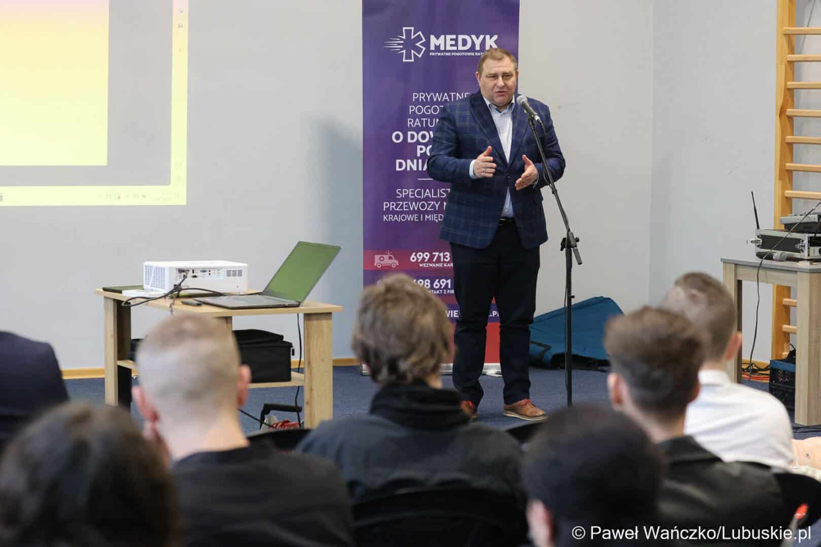 Członek zarządu woj lubuskiego Grzegorz Potęga wręcza w Centrum Aktywności Społecznej w Nowej Soli nagrody w konkursie Młodzież ratuje życie  Młodzi Lubuszanie wiedzą jak ratować życie I zasługują na wyróżnienie