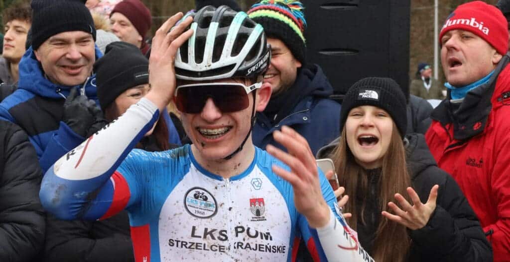 Chłopak w kasku i kolarskim stroju