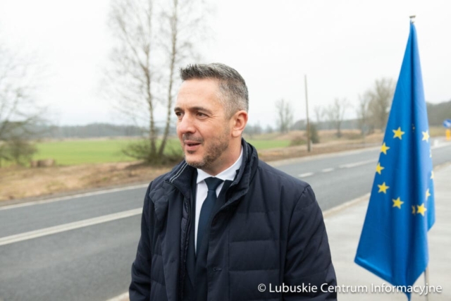 Podsumowanie projektu „Rozbudowa drogi wojewódzkiej nr 295 w miejscowości Miodnica”  zrealizowane w ramach programu RPO 2014-2020. fot. Tomasz Browarczyk