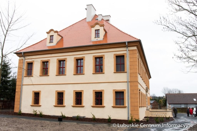 Wizytacja rewitalizowanego pałacu w zielonogórskiej Ochli fot. Tomasz Browarczyk/ Lubuskie Centrum Informacyjne