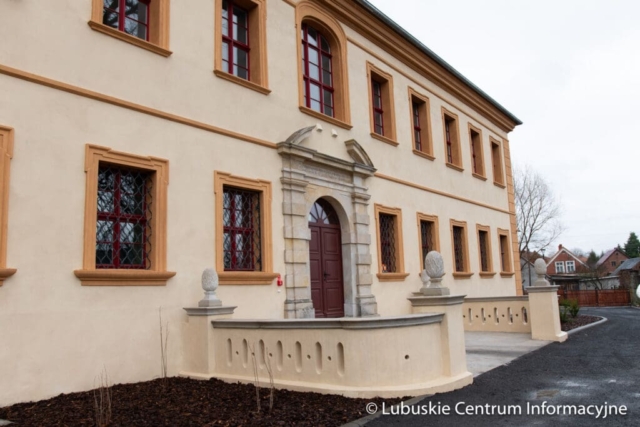 Wizytacja rewitalizowanego pałacu w zielonogórskiej Ochli fot. Tomasz Browarczyk/ Lubuskie Centrum Informacyjne